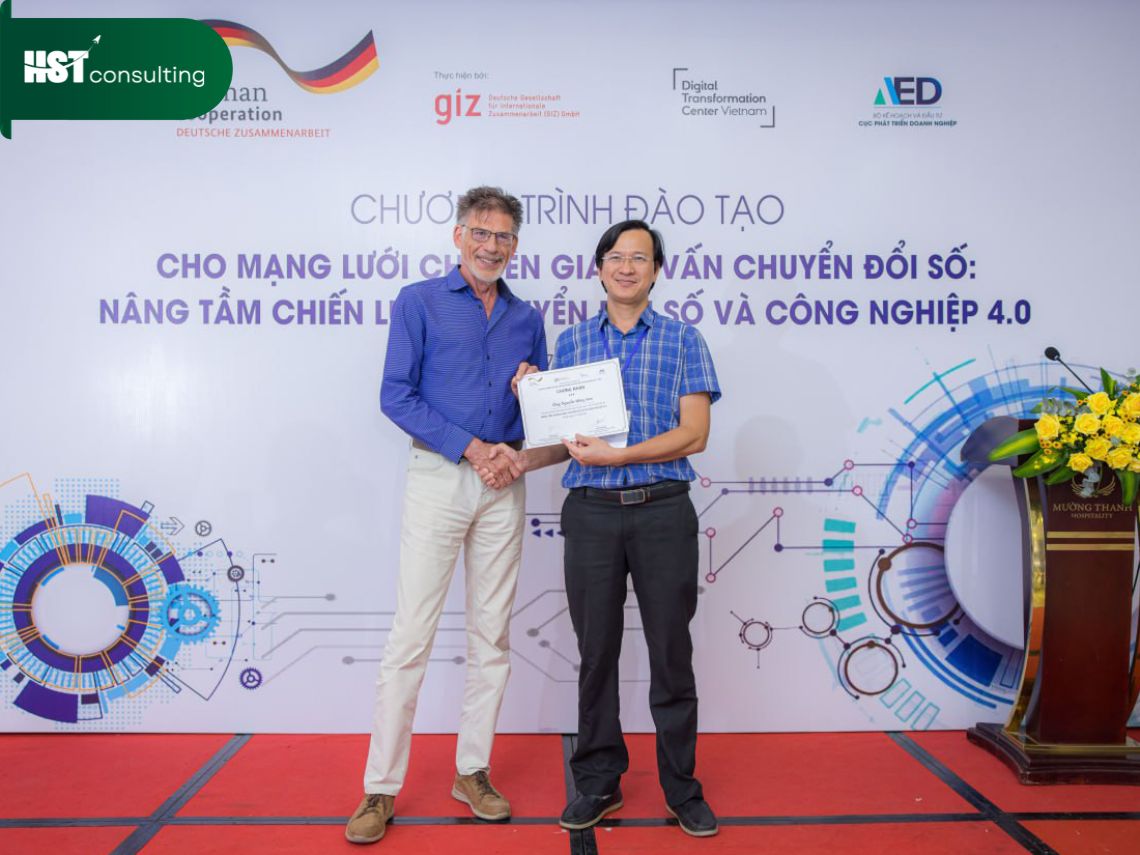 Ông Nguyễn Hồng Sơn nhận giải tại Chương trình đào tạo Mạng lưới chuyên gia chuyển đổi số